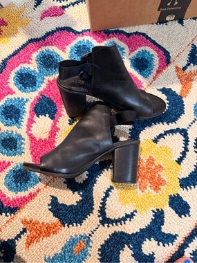 Kenneth Cole Reaction Black Peep-Toe Block Heel Sandals
